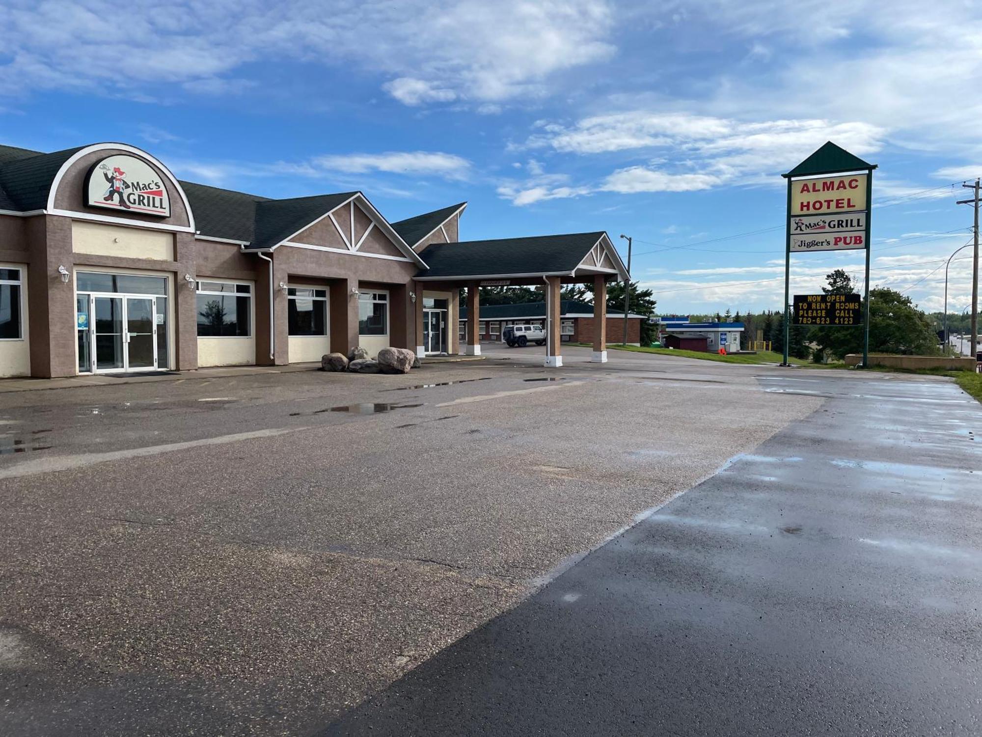 Almac Hotel Lac La Biche Exteriér fotografie